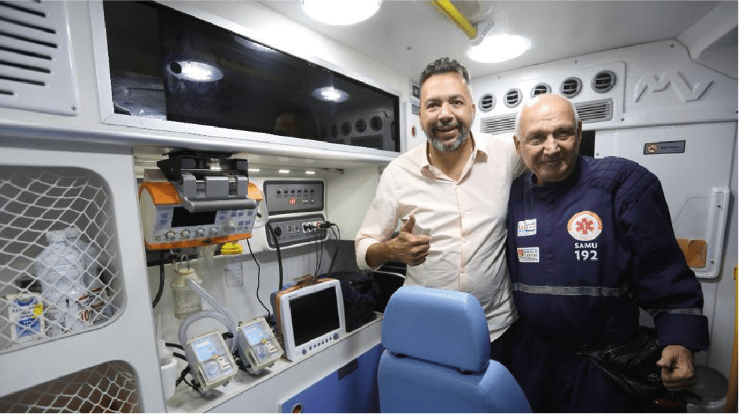 Márcio Canella está abraçado com um homem fardado com a roupa do SAMU.