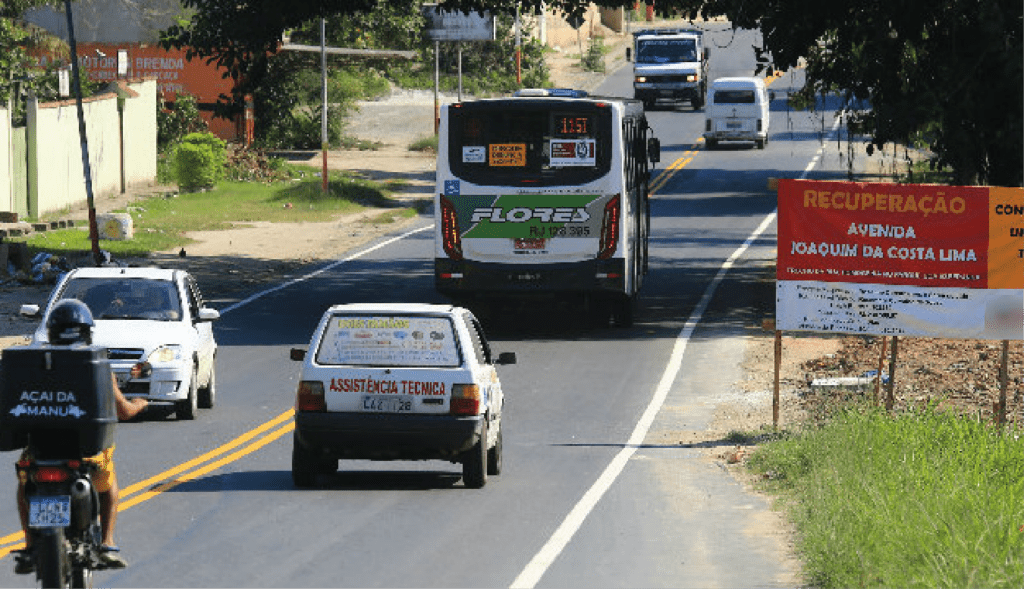 Uma avenida com fluxo de trânsito normal.