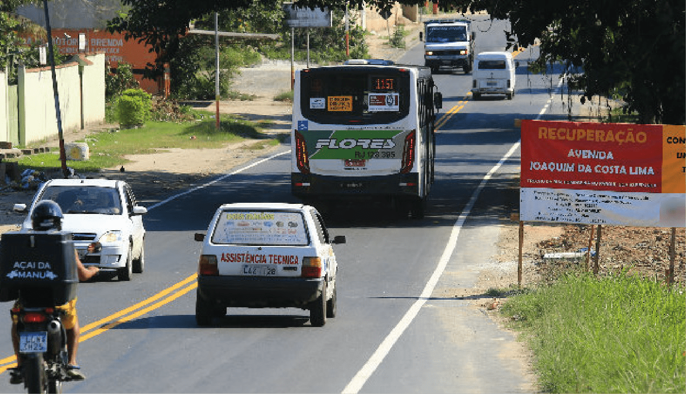 Uma avenida com fluxo de trânsito normal.